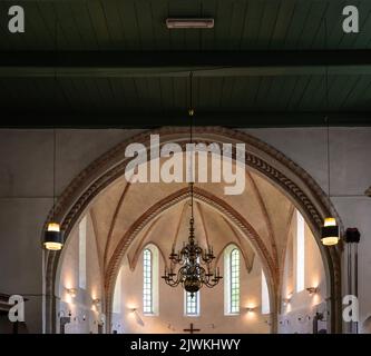 Norg, Drenthe, Niederlande, 07 20 2022 - Innenarchitektur mit Bögen der kalvinistischen Margaretha-Kirche Stockfoto