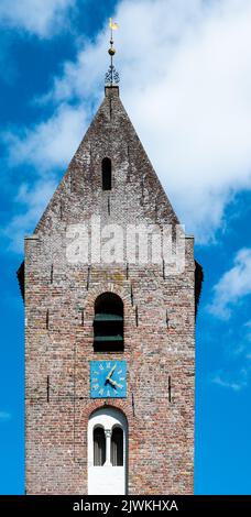 Norg, Drenthe, Niederlande, 07 20 2022 - Turm der lokalen kalvinistischen Margaretha-Kirche Stockfoto