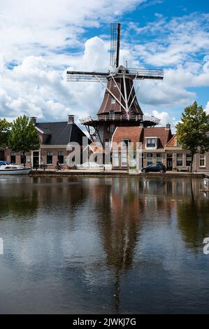 Meppel, Overijssel, Niederlande, 20 07 2022 - Windmühle, die sich im Teich des Dorfes spiegelt Stockfoto