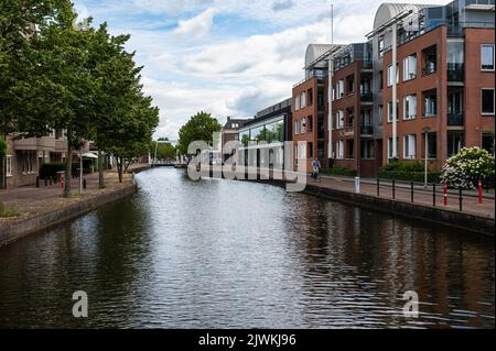 Meppel, Overijssel, Niederlande, 20 07 2022 - Häuser an der Kanalgrenze Stockfoto