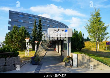 OSLO, NORWEGEN -15 AUG 2022- Blick auf das Radisson Blu Hotel am Flughafen Oslo Lufthavn Gardermoen (OSL), dem wichtigsten Flughafen Norwegens. Stockfoto