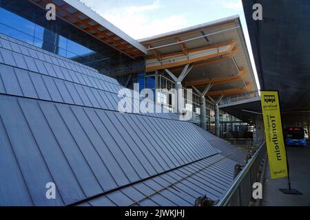 OSLO, NORWEGEN -15 AUG 2022- Blick auf den Flughafen Oslo Lufthavn Gardermoen (OSL), den wichtigsten Flughafen Norwegens und Drehscheibe der Billigfluggesellschaft Norwegia Stockfoto