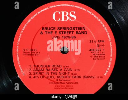 Foto-Nahaufnahme eines Center-Labels auf einer Original-Pressung einer Vinyl-Scheibe aus dem Jahr 1986 Live/1975-85 Bruce Springsteen & The E Street Band Stockfoto