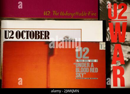 Foto von Albumcovern von Originalpressungen von Vinyl-Discs von U2 The Unforgettable Fire Oktober U2 Live Under a Blood Red Sky and war Stockfoto