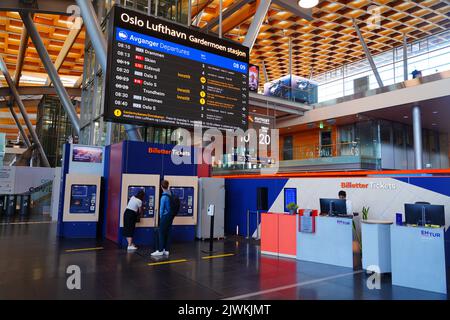 OSLO, NORWEGEN -15 AUG 2022- Blick auf den Flughafen Oslo Lufthavn Gardermoen (OSL), den wichtigsten Flughafen Norwegens und Drehscheibe der Billigfluggesellschaft Norwegia Stockfoto