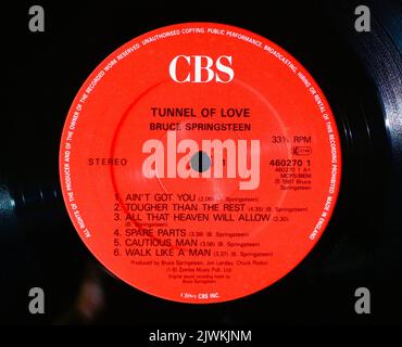 Foto-Nahaufnahme eines mittleren Labels auf einer original 1987 Pressung einer Vinylscheibe Tunnel of Love Bruce Springsteen Stockfoto