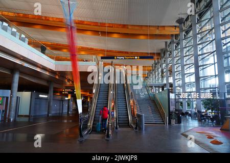OSLO, NORWEGEN -15 AUG 2022- Blick auf den Flughafen Oslo Lufthavn Gardermoen (OSL), den wichtigsten Flughafen Norwegens und Drehscheibe der Billigfluggesellschaft Norwegia Stockfoto
