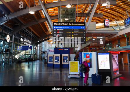 OSLO, NORWEGEN -15 AUG 2022- Blick auf den Flughafen Oslo Lufthavn Gardermoen (OSL), den wichtigsten Flughafen Norwegens und Drehscheibe der Billigfluggesellschaft Norwegia Stockfoto