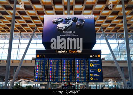OSLO, NORWEGEN -15 AUG 2022- Blick auf den Flughafen Oslo Lufthavn Gardermoen (OSL), den wichtigsten Flughafen Norwegens und Drehscheibe der Billigfluggesellschaft Norwegia Stockfoto