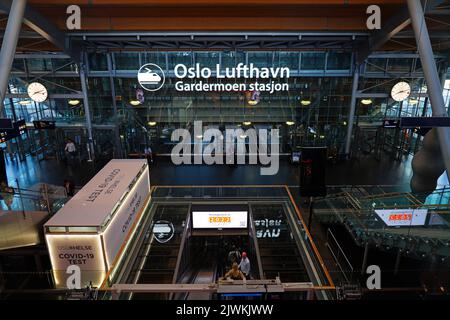 OSLO, NORWEGEN -15 AUG 2022- Blick auf den Flughafen Oslo Lufthavn Gardermoen (OSL), den wichtigsten Flughafen Norwegens und Drehscheibe der Billigfluggesellschaft Norwegia Stockfoto