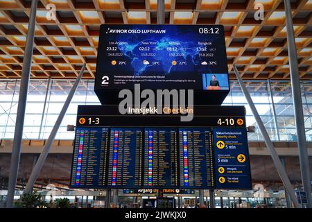 OSLO, NORWEGEN -15 AUG 2022- Blick auf den Flughafen Oslo Lufthavn Gardermoen (OSL), den wichtigsten Flughafen Norwegens und Drehscheibe der Billigfluggesellschaft Norwegia Stockfoto