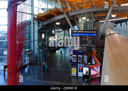 OSLO, NORWEGEN -15 AUG 2022- Blick auf den Flughafen Oslo Lufthavn Gardermoen (OSL), den wichtigsten Flughafen Norwegens und Drehscheibe der Billigfluggesellschaft Norwegia Stockfoto