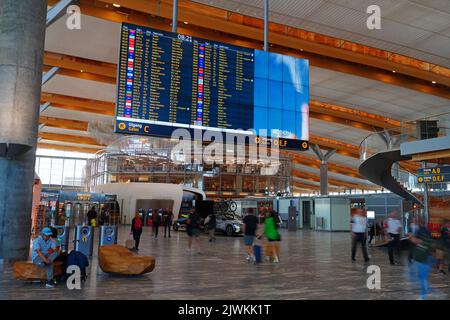 OSLO, NORWEGEN -15 AUG 2022- Blick auf den Flughafen Oslo Lufthavn Gardermoen (OSL), den wichtigsten Flughafen Norwegens und Drehscheibe der Billigfluggesellschaft Norwegia Stockfoto