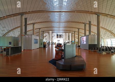 OSLO, NORWEGEN -15 AUG 2022- Blick auf den Flughafen Oslo Lufthavn Gardermoen (OSL), den wichtigsten Flughafen Norwegens und Drehscheibe der Billigfluggesellschaft Norwegia Stockfoto
