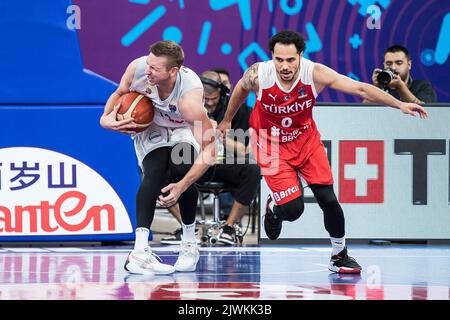 Shane Larkin aus der Türkei und Maxime De Zeeuw aus Belgien im Einsatz während eines Basketballspiels zwischen der Türkei und den belgischen Löwen, Dienstag, 06. September 2022, in Tiflis, Georgien, Spiel 4/5 in der Gruppe A des EuroBasket 2022 Turniers. Die Basketball-Europameisterschaft findet vom 1. Bis 18. September statt. BELGA FOTO NIKOLA KRSTIC Stockfoto