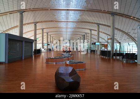 OSLO, NORWEGEN -15 AUG 2022- Blick auf den Flughafen Oslo Lufthavn Gardermoen (OSL), den wichtigsten Flughafen Norwegens und Drehscheibe der Billigfluggesellschaft Norwegia Stockfoto
