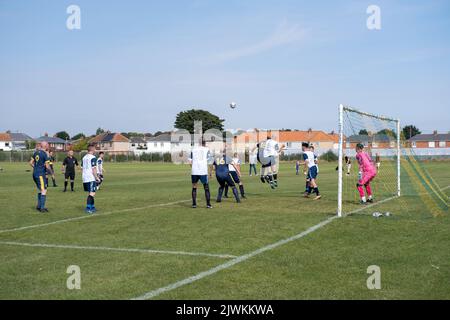 Ein Amateurfußballspiel in England, Großbritannien. Stockfoto