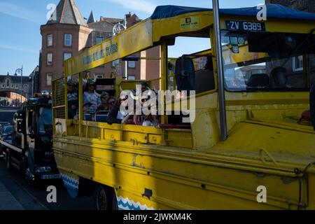 Touristen auf einem wikinger-Spritzwagen in Dublin, Irland. Stockfoto