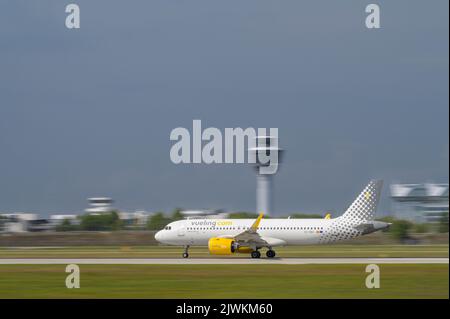 München, Deutschland - August 26. 2022 : Vueling Airbus A320-271N mit der Flugzeugzulassung startet die EC-NBA auf der Südbahn 26L der Munic Stockfoto