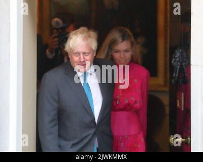 London, Großbritannien. 6. September 2022. Der scheidende Premierminister Boris Johnson und seine Frau Carrie gehen durch die Haustür von No 10, bevor er nach Balmoral fliegt, um seinen Rücktritt formell der Königin zu übergeben. Quelle: Uwe Deffner/Alamy Live News Stockfoto