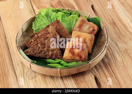 Tahu Tempe Bacem. Tofu und Tempeh mit süßen Gewürzen. Bacem ist indonesisches Essen aus Java Stockfoto