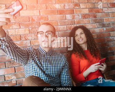 Mann Frau Smartphones Nerd Selfie Brünette Crush Stockfoto