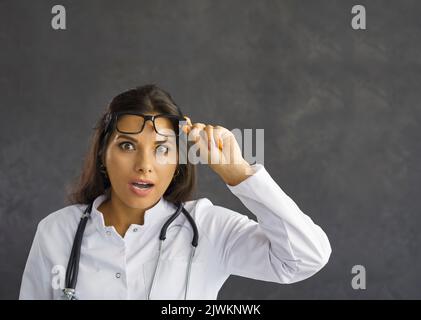 Porträt der erstaunt Frau Arzt fühlen sich schockiert Stockfoto