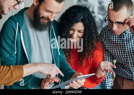 Projekterfolg Millennials Tablet vielfältiges Team Stockfoto