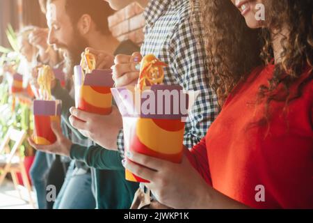 millennials essen Gewohnheit nehmen Lebensmittel ungesund Stockfoto