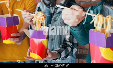 Ungesunde Essen zum Mitnehmen Hände chinesische Nudeln Boxen Stockfoto