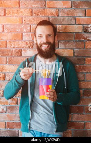 Essen zum Mitnehmen Happy Hipster chinesische Nudeln lecker Stockfoto