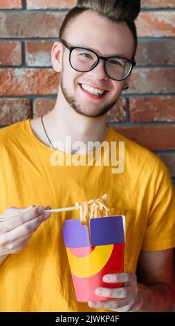 Essen zum Mitnehmen Millennial Nudeln lecker scharfe Mahlzeit Stockfoto