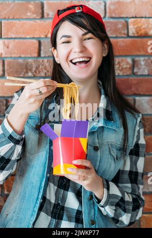 Jugend essen Gewohnheit weibliche chinesische Nudeln lecker Stockfoto