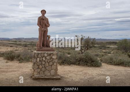 NAVARRA, SPANIEN-15. MAI 2021: Denkmal des Reapers (Monumento al Segador) in Badlans von Navarra (Bardenas Reales de Navarra) Dessert in der Mitte von Stockfoto