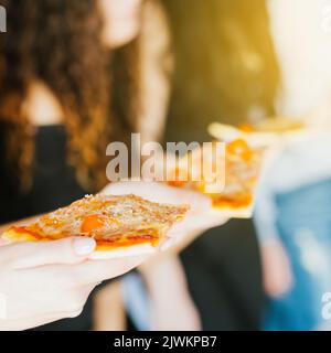 Pizza Mittagessen Pause Mahlzeit Scheibe Essen zum Mitnehmen Stockfoto