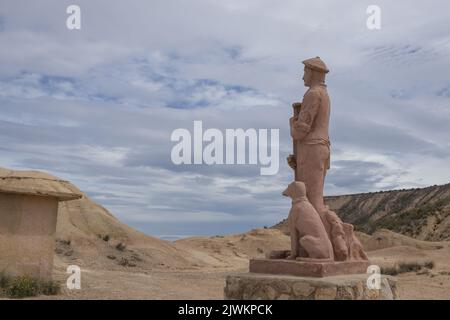 NAVARRA, SPANIEN-15. MAI 2021: Denkmal des Reapers (Monumento al Segador) in Badlans von Navarra (Bardenas Reales de Navarra) Dessert in der Mitte von Stockfoto