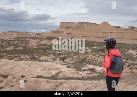 Junge Radfahrerin in Badlans von Navarra (Bardenas Reales de Navarra) Dessert mitten in Spanien. Stockfoto