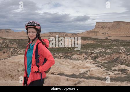 Junge Radfahrerin in Badlans von Navarra (Bardenas Reales de Navarra) Dessert mitten in Spanien. Stockfoto