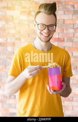 Takeaway Mahlzeit Millennial Nudeln Box lecker würzig Stockfoto