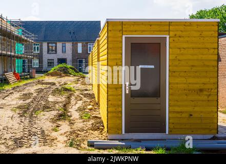 Neubau-Hütten mit Haustür, Baustelle in Rucphen, Niederlande, 6. Mai 2022 Stockfoto
