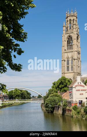 Der Boston Stump oder St. Botolph's Kirchturm und St. Botolph's Fußgängerbrücke über den Fluss Witham. Boston, Lincolnshire, East Midlands, England, Stockfoto