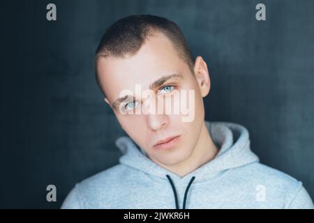 Skeptisch wachsam zweifelhaft emotionale Kerl Porträt Stockfoto