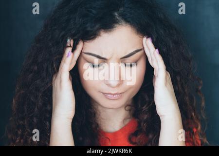 Stress Kopfschmerzen emotionale junge Frau Tempel Stockfoto