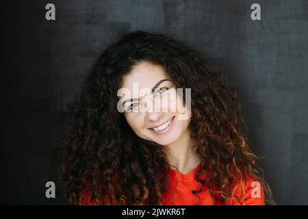 Glückliche junge Frau Brünette Jugendfreundlichkeit Stockfoto