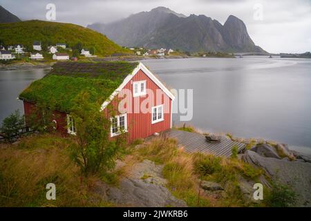 Rote Fischerhütte im Fischerdorf reine auf den Lofoten-Inseln, Norwegen Stockfoto