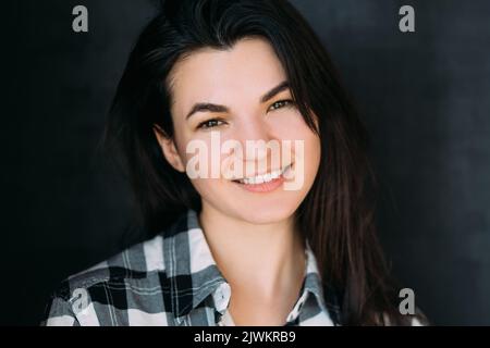 Glückliche junge Frau Brünette Jugendfreundlichkeit Stockfoto