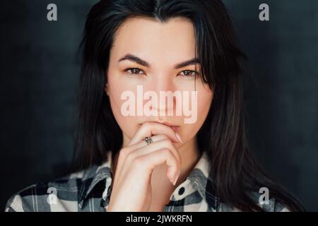 Junge Frau spekuliert nachdenkliche Entscheidungszeit Stockfoto