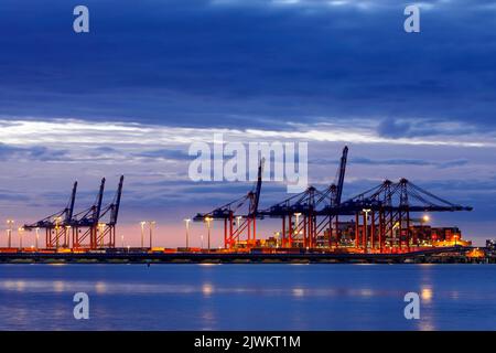 Jade-Weser-Port, Containerterminal in Wilhelmshaven, Umschlag eines großen Containerschiffes Stockfoto