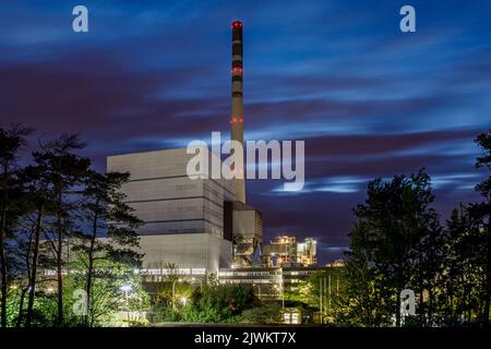 Kohlekraftwerk Uniper Wilhelmshaven hinter dem Deich zum Jadebusen Stockfoto