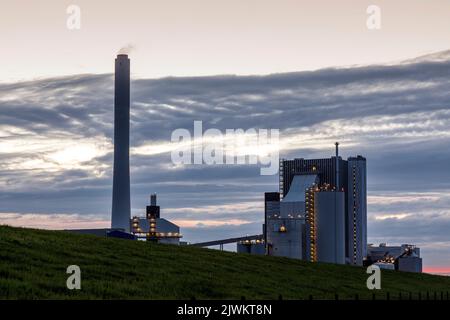 Onyx Kraftwerk Wilhelmshaven GmbH & Co. Kg, Kohlekraftwerk hinter dem Deich zum Jadebusen Stockfoto